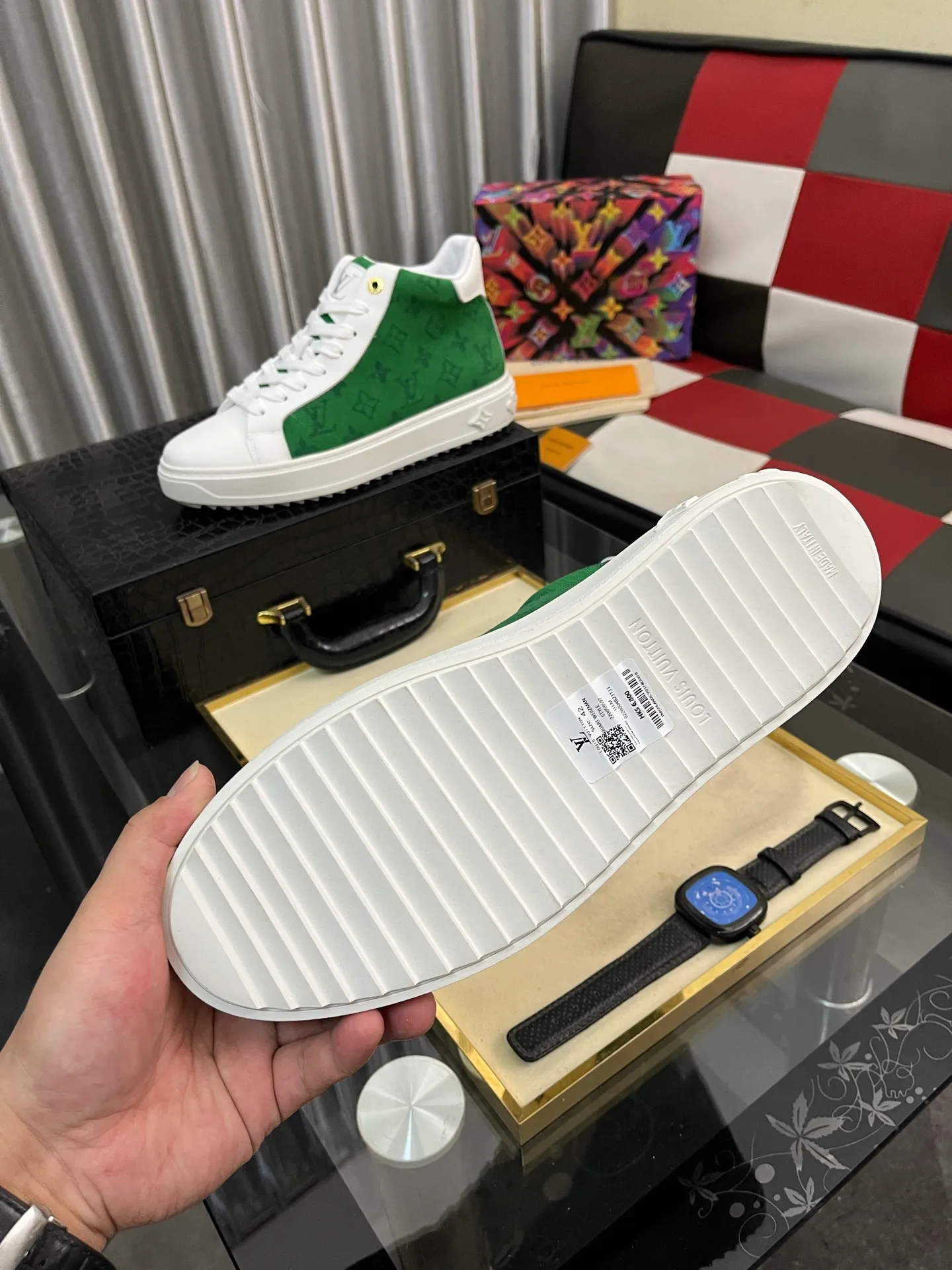Men's shoes 💰: 560⌚️⌚️ Louis vuitton/LV Louis Vuitton 》Original quality.~ Unique modern style sneakers. 🏃A must-have casual shoe for trendy men😍😍 Original brand imported from Italy, imported original leather, sheep lining (refuses to discolor and grind feet) Sole: Original sole provided by the original factory, French lazy style design ⚠️Fit to the feet, original quality, super comfortable original sole. Code number: 38-444⃣️Color optional